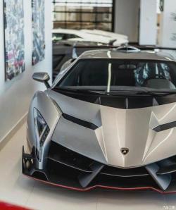 兰博基尼Veneno Roadster：象牙白外观，全球限量9台