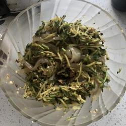 黄瓜拌拉皮制作方法：家常凉拌菜的美味秘诀