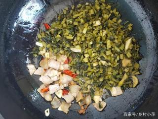 雪里蕻炒肉：咸香美味，下饭佳品