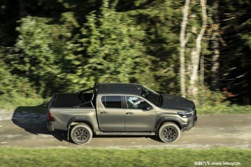 丰田海拉克斯皮卡全新升级：Hilux GR Sport运动版震撼亮相！