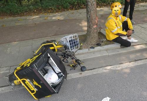 外卖小哥逆行撞宝马车，拒不认错引发网友热议