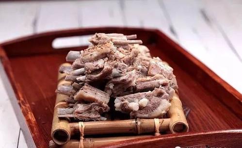 手把羊肉：传统美味与现代烹饪的完美结合