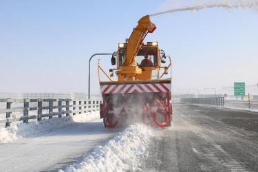 道路结冰快速融化：融雪剂的奥秘与环保解决方案