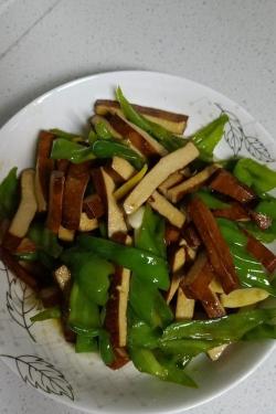 青椒炒香干：家常美味，简单易做