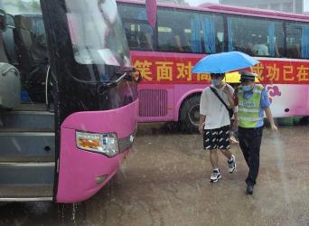 13万元薪水漂走，潍坊暴雨中的暖心搜寻：警民联手找回血汗钱