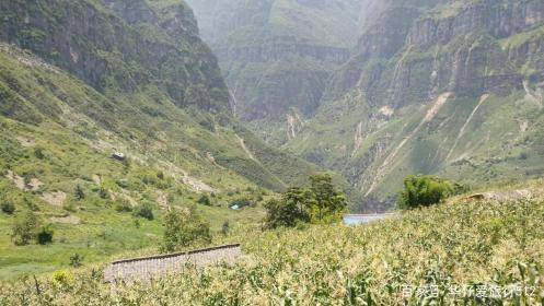 探访悬崖村的魅力：未来的旅游景点还是贫困的象征？