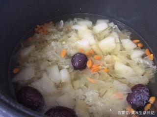 冰糖银耳雪梨炖煮秘诀：微电锅轻松制作美味甜点