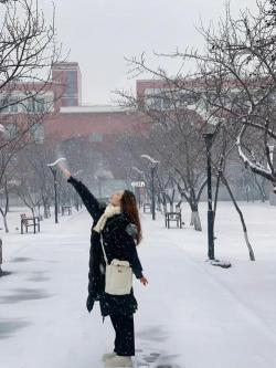 当兴奋遇见初雪：孩子们与冬日的第一场雪